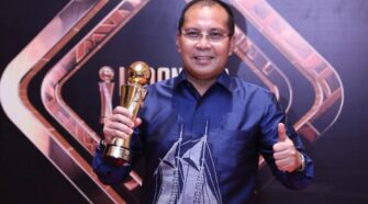 Danny Pomanto, saat menerima penghargaan sebagai inovator
